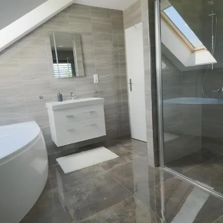 Apartmanovy Dom S Virivkou A Saunou Nyaraló *